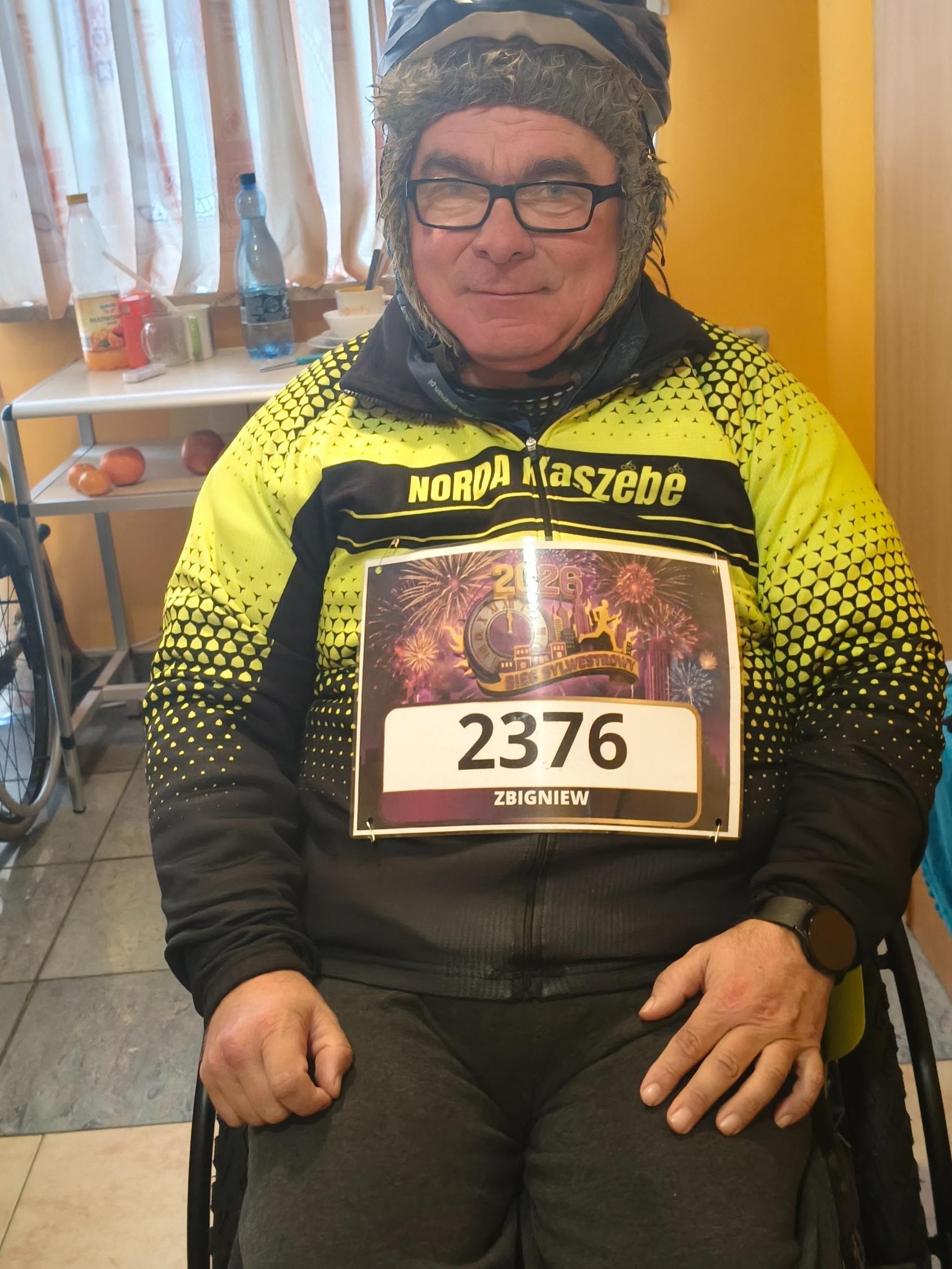 Dziś opiekunka przygotowała mnie do startu startu wirtualnego biegu sylwestrowego który po raz pierwszy odbywam Otwocku na dystansie 10 km nowy rok 2026 rozpocząłem pierwszym wirtualnym startem w Otwocku